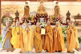 Hòa thượng Thích Quảng Hà, Trưởng ban Trị sự GHPGVN tỉnh Ninh Bình trao quyết định chuẩn y nhân sự Ban Đại diện Phật giáo liên phường Phủ Lý, nhiệm kỳ 2026-2031