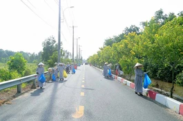 Đông đảo chư Ni đang tu học tại chùa Thanh Tâm thực hiện buổi tổng vệ sinh và thu nhặt rác thải trên tuyến đường Lê Chính Đáng