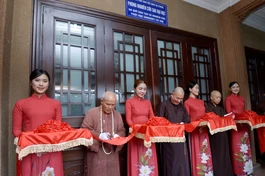 Chư tôn đức Hội đồng Điều hành Học viện Phật giáo VN tại TP.HCM cắt băng khai trương Phòng Nghiên cứu Sau Đại học - Ảnh: Bảo Toàn/BGN