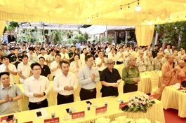Chư tôn đức, đại biểu thắp hương tưởng niệm các anh hùng liệt sĩ, đồng bào tử nạn tại chùa Khai Trung (tỉnh Ninh Bình)