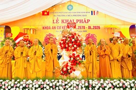 Ban Trị sự GHPGVN tỉnh Ninh Bình tặng hoa chúc mừng chùa Phượng Ban lần đầu tiên tổ chức điểm An cư kiết hạ