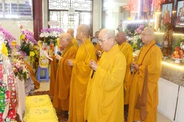 Chư tôn đức thắp hương tưởng niệm Giác linh Ni trưởng Thích nữ Tắc Thinh