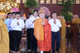 Hòa thượng Thích Lệ Trang, Phó Chủ tịch Hội đồng Trị sự, Trưởng ban Nghi lễ T.Ư, Trưởng ban Trị sự GHPGVN TP.HCM làm Gia trì sư đăng đàn chẩn tế