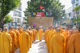 Chư Tăng chùa Vĩnh Nghiêm thực hiện Lễ dâng hương, tưởng niệm các anh hùng liệt sĩ tại đài tưởng niệm phường Xuân Hòa, TP.HCM - Ảnh: Nguyên Tài/BGN