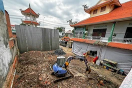 Chùa Linh Sơn đang tích cực thi công, sửa chữa lại các hạng mục để sớm bàn giao mặt bằng cho dự án mở rộng quốc lộ 22 được triển khai đúng tiến độ - Ảnh: Tánh Minh
