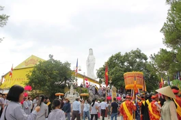 Hàng nghìn Phật tử và du khách thập phương tham dự Lễ hội Quán Thế Âm tại cố đô Huế
