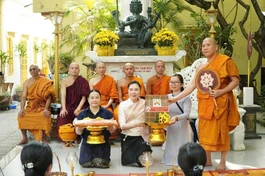 Bà Vonekham Cheuangmanivong, Tổng Lãnh sự nước Lào tại Đà Nẵng dâng y đến chư Tăng tổ đình Tam Bảo