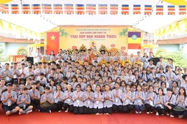 Chư tôn đức, đại biểu lưu niệm cùng các đoàn sinh tại buổi họp bạn ngành Thiếu Gia đình Phật tử tỉnh Hưng Yên năm 2026