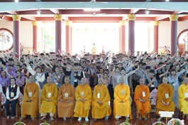 Hơn 400 tu sinh chụp ảnh lưu niệm cùng chư tôn đức trong Khóa sinh hoạt Phật pháp mùa hè tại chùa Phước Minh