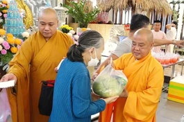 Thượng tọa Thích Từ Trí, viện chủ chùa Giác Tánh trao quà đến người khiếm thị có hoàn cảnh khó khăn
