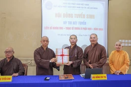 Chư tôn đức Hội đồng điều hành học viện trao đề thi đến Hội đồng Coi thi - Ảnh: Nguyên Tài/BGN