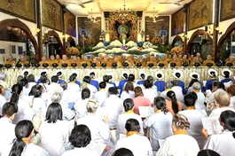 Đông đảo Phật tử tham dự khóa tu Bát quan trai truyền thống tại tổ đình Phổ Quang (P.Cầu Kiệu, TP.HCM) 