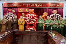 Ban Trị sự GHPGVN tỉnh Ninh Bình tặng hoa chúc mừng lãnh đạo Công an tỉnh nhân kỷ niệm Ngày truyền thống Công an nhân dân