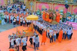 Cung thỉnh kim quan Hòa thượng Danh Lân đến Đài tưởng niệm chùa Khlang Ong để cử hành lễ trà-tỳ