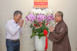 Thượng tá Phạm Khắc Nguyên chúc mừng Đại lễ Vu lan - Báo hiếu đến Thượng tọa Thích Tâm Hải - Ảnh: Nguyên Tài/BGN 