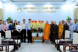Lãnh đạo chính quyền xã Bình Lợi tặng hoa chúc mừng chư tôn đức Hội đồng Điều hành học viện nhân Đại lễ Vu lan