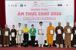 Bí thư Đảng ủy, Chủ tịch HĐND P.Bình Lợi Trung Thái Thị Hồng Nga tặng Thư tri ân các đơn vị đồng hành