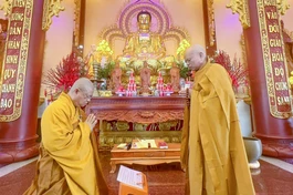 Hòa thượng Thích Thiện Minh và Thượng tọa Thích Minh Thanh đối thú Tự tứ - Ảnh: Nguyên Tài/BGN
