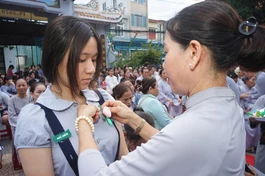 Nghi thức cài hoa hiếu hạnh