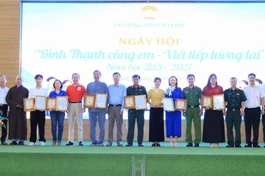 Lãnh đạo chính quyền phường Bình Thạnh tặng thư tri ân các đơn vị đồng hành
