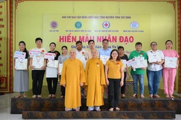 Ban Tổ chức trao quà và biểu dương các cá nhân có thành tích hiến máu nhiều lần