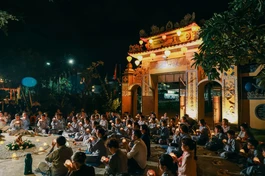 Thắp hoa đăng cầu nguyện