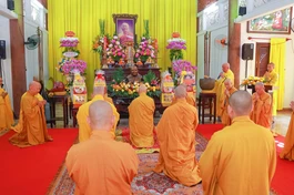 Trưởng lão Hòa thượng Chủ tịch Hội đồng Trị sự và phái đoàn cung kính trước Giác linh đài Trưởng lão Hòa thượng Thích Minh Châu - Ảnh: Nguyên Tài/BGN