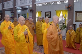 Đức Pháp chủ GHPGVN cùng chư vị Trưởng lão dâng hương tưởng niệm húy nhật Trưởng lão Hòa Thượng Thích Minh Châu - Ảnh: Bảo Toàn/BGN