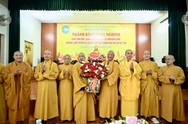 Ban Trị sự GHPGVN tỉnh NInh Bình tặng hoa chúc mừng Tăng Ni hành giả an cư trường hạ chùa Yên vệ