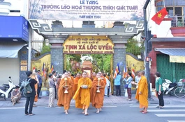 Cung tống kim quan Hòa thượng Thích Giác Tuấn rời tịnh xá Lộc Uyển đến nơi trà-tỳ