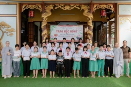 40 suất học bổng được trao đến các em học sinh có hoàn cảnh khó khăn tại chùa Hòa Minh