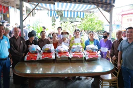 Chùa Giác Hoằng tặng quà đến bà con khó khăn trên địa bàn P.Bảy Hiền, TP.HCM