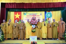 Ban Trị sự GHPGVN tỉnh Ninh Bình tặng hoa chúc mừng Tăng Ni hành giả an cư tại trường hạ chùa Hoành Nha Chính (xã Giao Thủy)