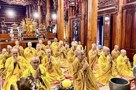 Hòa thượng Thích Quảng Hà, Trưởng ban Trị sự GHPGVN tỉnh Ninh Bình chứng minh Lễ Bố-tát, tụng giới tại trường hạ Đống Trúc 