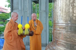 Đức Pháp chủ đánh tiếng chuông đầu tiên trong Lễ khai đại hồng chung tại chùa Thanh Tâm - Ảnh: Trung Thắng/BGN