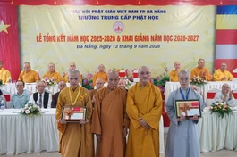 Chư tôn giáo phẩm trao phần thưởng đến Tăng Ni có thành tích xuất sắc trong học tập, rèn luyện năm học 2025-2026