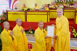 Thượng tọa Thích Thông Đạo trao quyết định bổ nhiệm trụ trì chùa Giác Sư đến Đại đức Thích Thông Niệm