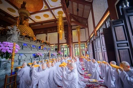 Hội đồng Thập sư truyền giới Sa-di cho 49 giới tử Tăng Bắc tông tại giới đài viện Huệ Nghiêm - Ảnh: Tâm Quý/BGN