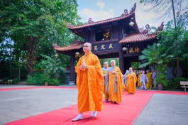 Đại đức Thích Nguyên Hưng hướng dẫn chư Ni vào đảnh lễ Tam bảo và bái yết Đại Tăng cầu trao truyền Chánh pháp cho 66 giới tử Thức-xoa-ma-na, tại giới đài viện chùa Huệ Nghiêm - Ảnh: Tâm Quý/BGN