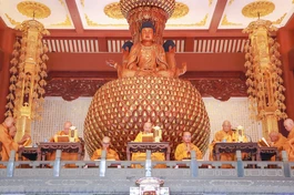 Hội đồng Thập sư đăng đàn truyền giới Tỳ-kheo, tại giới trường chùa Huệ Nghiêm - Ảnh: Nguyên Tài/BGN