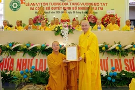 Thượng tọa Thích Thông Đạo trao quyết định bổ nhiệm trụ trì chùa An Thành đến Đại đức Thích Quảng Pháp