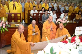 Thượng tọa Thích Tục Hạnh, đại diện các hành giả an cư tại hạ trường chùa Nam Hải dâng lời tác bạch tạ pháp