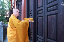 Giới tử Thích Thông Trung thành kính chờ đợi được vào giới trường thọ lãnh giới pháp