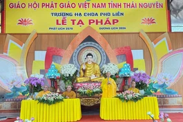 Thượng tọa Thích Nguyên Thành, Trưởng ban Trị sự GHPGVN tỉnh Thái Nguyên sách tấn chư hành giả Tăng Ni sau ba tháng hạ an cư