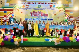 Chùa Liên Hoa tổ chức đêm hội Trung thu, trao 10 suất học bổng, tiếp sức đến trường cho các học sinh vượt khó