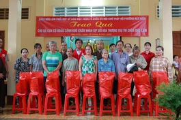 Chùa Đức Lâm tặng 400 phần quà đến người khó khăn tại địa phương