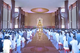 Trang nghiêm khóa lễ tụng kinh ở chánh điện Học viện Phật giáo VN tại TP.HCM trong khóa tu Ngày an lạc kỳ 4, ngày 13-9 - Ảnh: Giác Sự 
