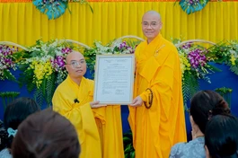 Thượng tọa Thích Thông Đạo trao quyết định bổ nhiệm trụ trì chùa Giác Nguyên đến Đại đức Thích Thị Thuận