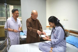 Hòa thượng Thích Bảo Nghiêm trao những phần quà nghĩa tình đến bệnh nhân đang điều trị tại Viện Huyết học - Truyền máu T.Ư