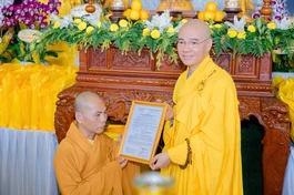 Thượng tọa Thích Thông Đạo trao quyết định bổ nhiệm trụ trì tổ đình Linh Ứng Non Nước đến Thượng tọa Thích Chúc Hiếu - Ảnh: Đăng Huy